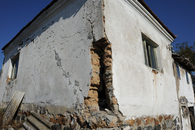 Живимо у страху да ће нам се кућа сваког часа срушити:  Милошевићи морају да се иселе из трошног дома јер је небезбедан, немају где, а зима куца на врата 